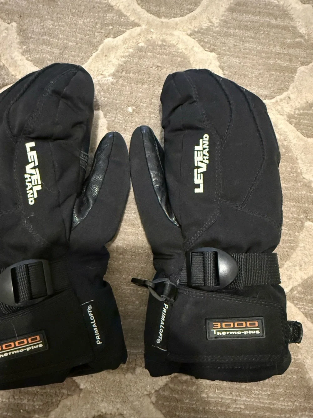 Level insulated black